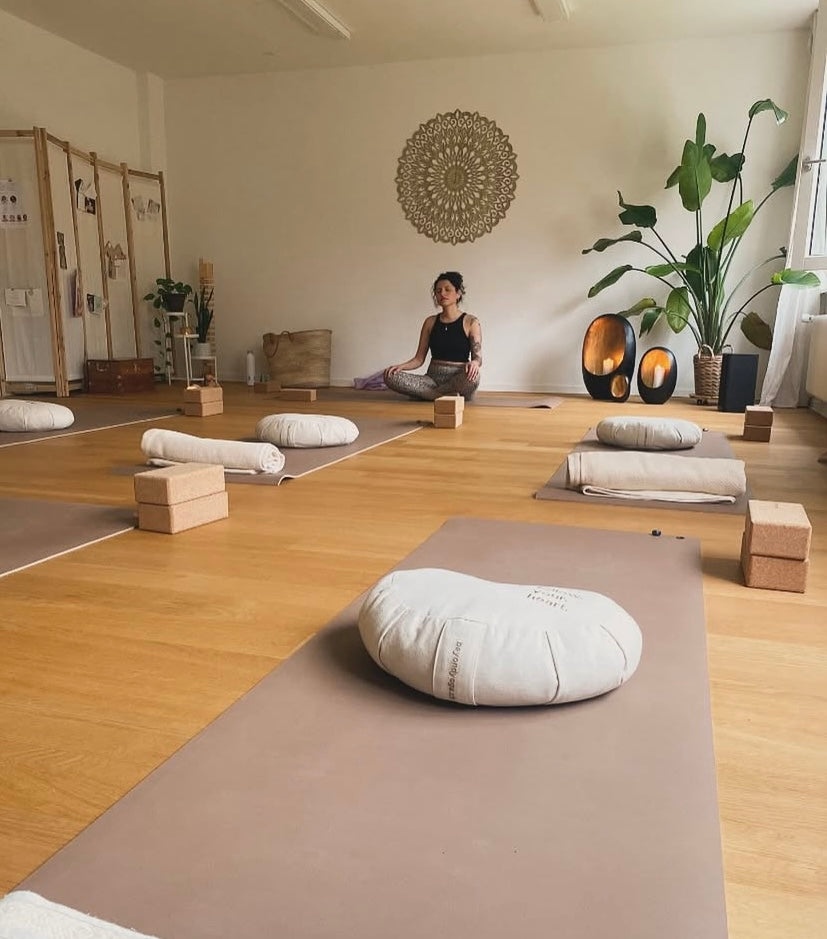 Vinyasa Yoga im Lieblingsruum